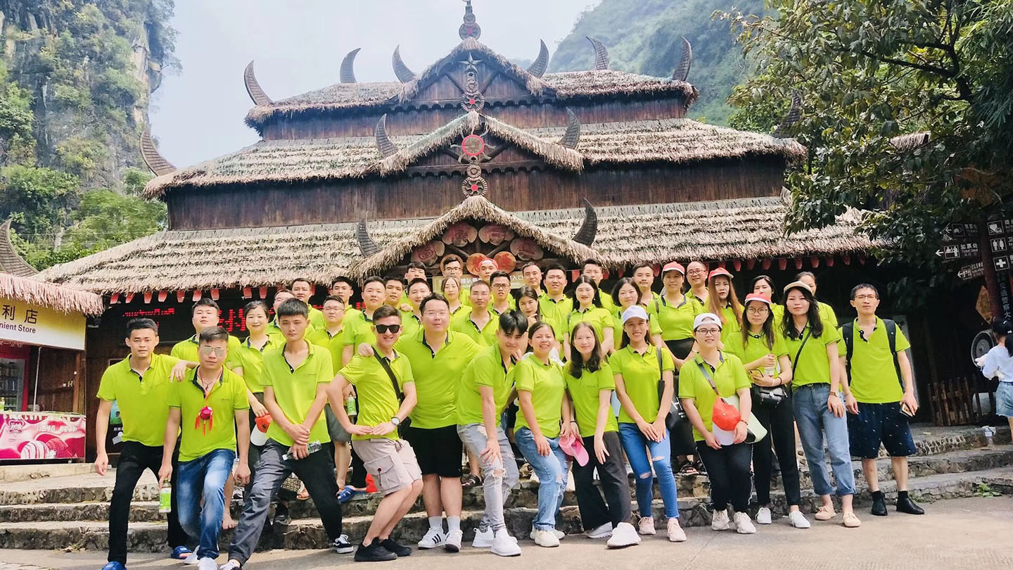 圖騰古道少數(shù)民族古寨天地心網(wǎng)絡(luò)合影留念