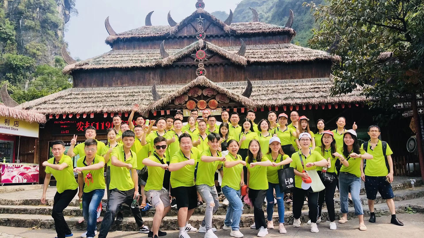 圖騰古道少數(shù)民族古寨天地心網(wǎng)絡(luò)合影留念